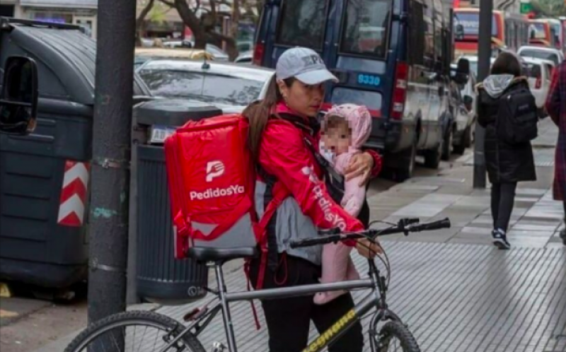 La historia detrs de la foto viral de la mam repartidora de PedidosYa